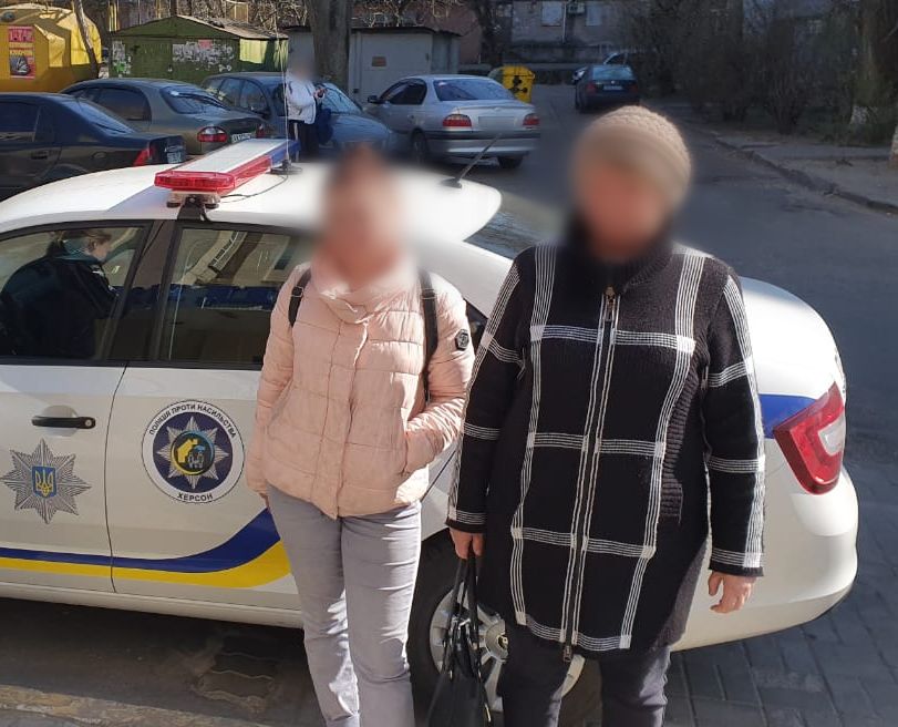 Херсонські поліцейські допомогли 17-річній дівчині з Вінниччини, яка не могла дістатися до бабусі