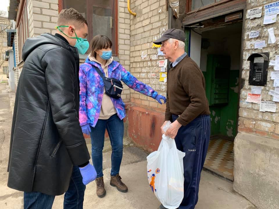 Волонтеры в Херсоне помогают инвалидам и старикам пережить карантин