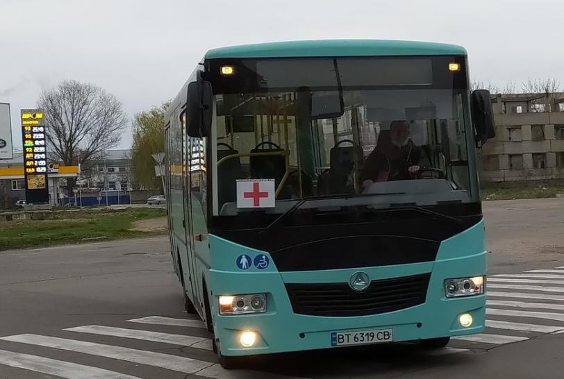 Медиків з передмістя Херсона доставлятимуть до місць роботи спецавтобусами - графік