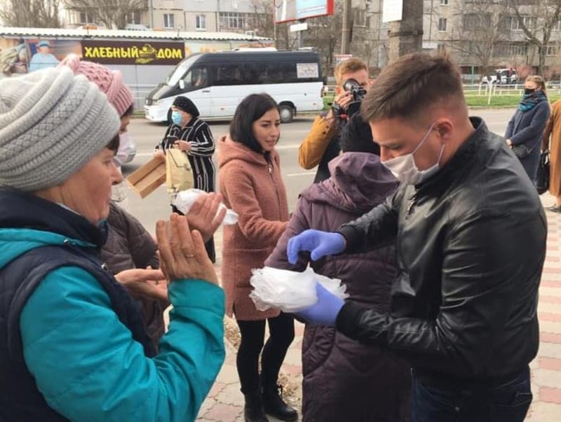 У Херсоні Ігор Семенчев безкоштовно роздавав захисні маски