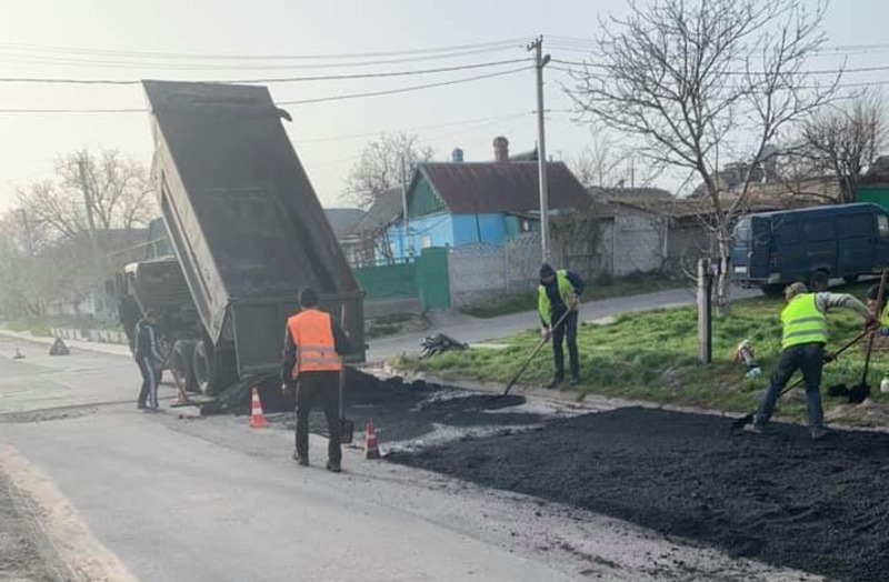 В Антоновке начали обновлять дороги после зимы - ФОТО