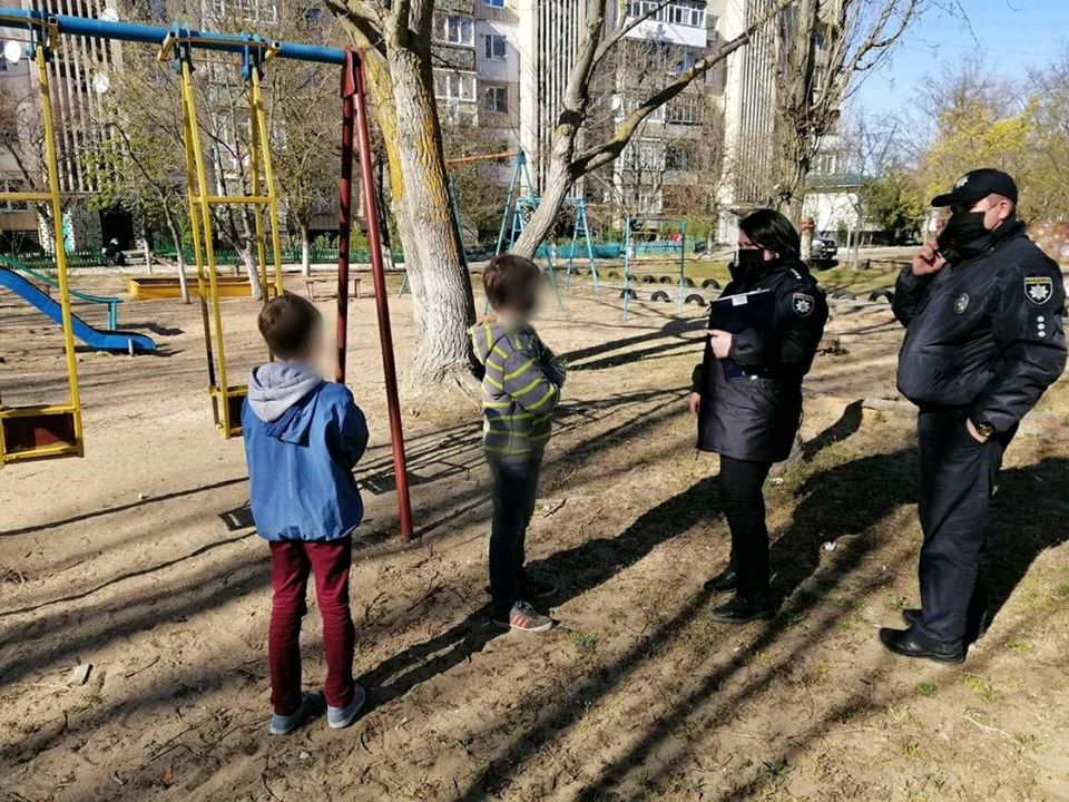 На Херсонщині оштрафували батьків, чиї діти самі перебували на вулиці
