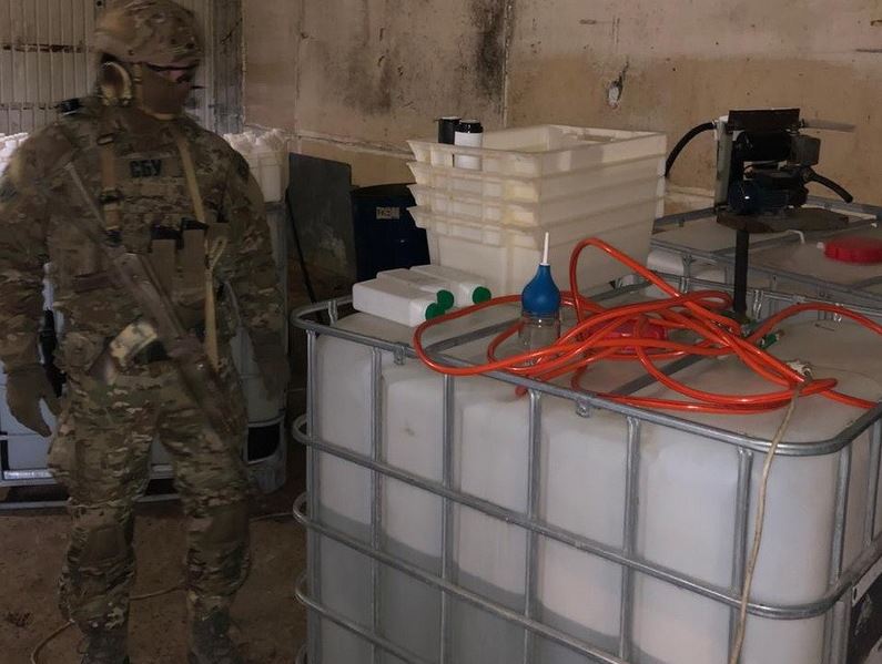 На Херсонщині СБУ викрила потужне підпільне виробництво неякісних дезінфікуючих засобів - ВІДЕО