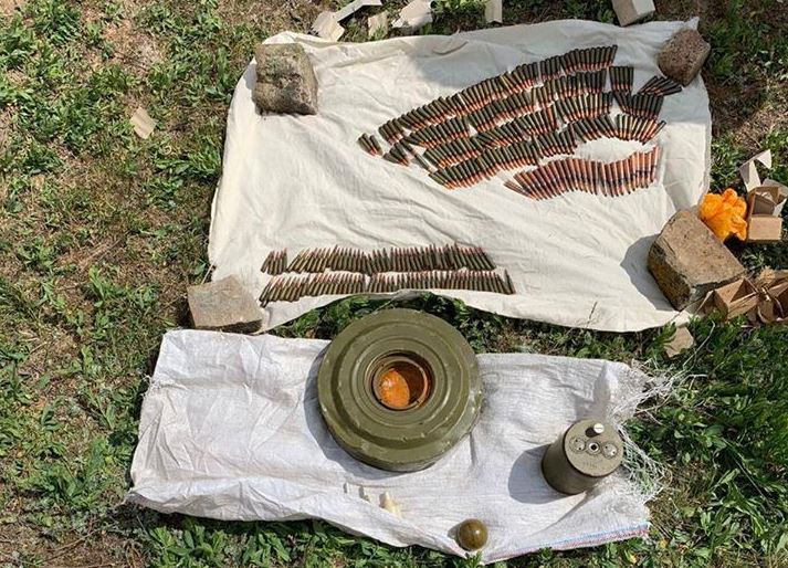На Херсонщині правоохоронці знайшли схрон боєприпасів та армійських засобів ураження