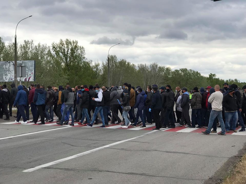 Под Херсоном аграрии, несмотря на карантин, устроили массовый протест против закрытия рынков – ФОТО, ВИДЕО