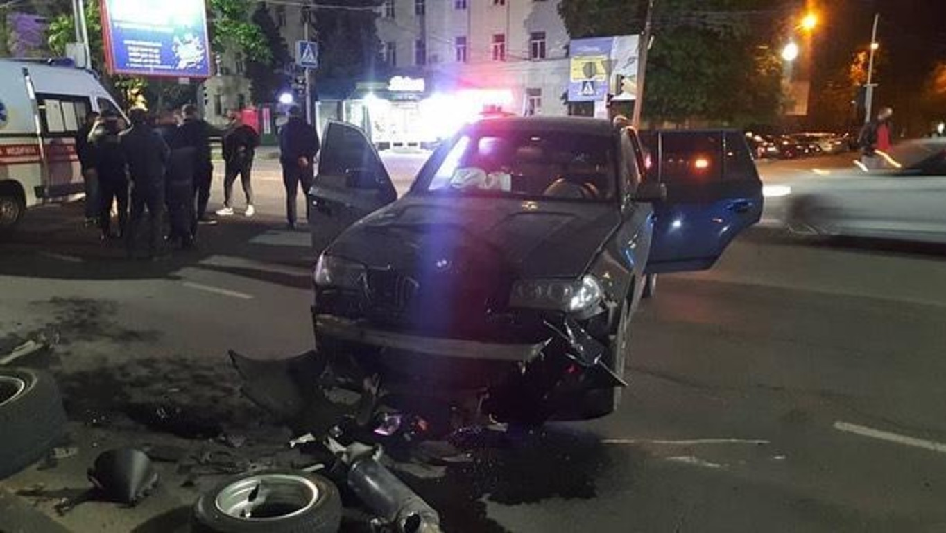 В  центре Херсона произошло серьезное ДТП, пострадавшим нужна помощь - ФОТО, ВИДЕО