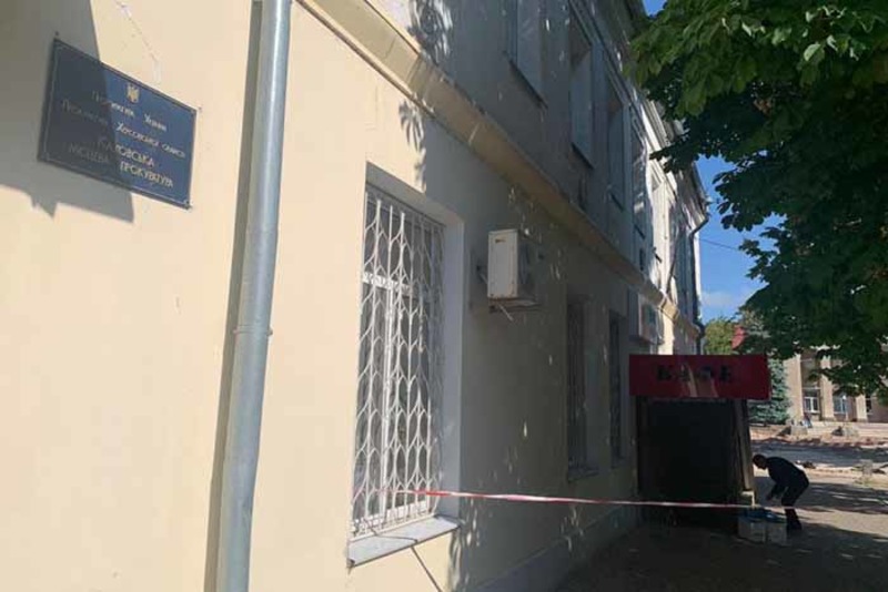Поліція встановлює причетних до підпалу будівлі прокуратури у місті Каховка