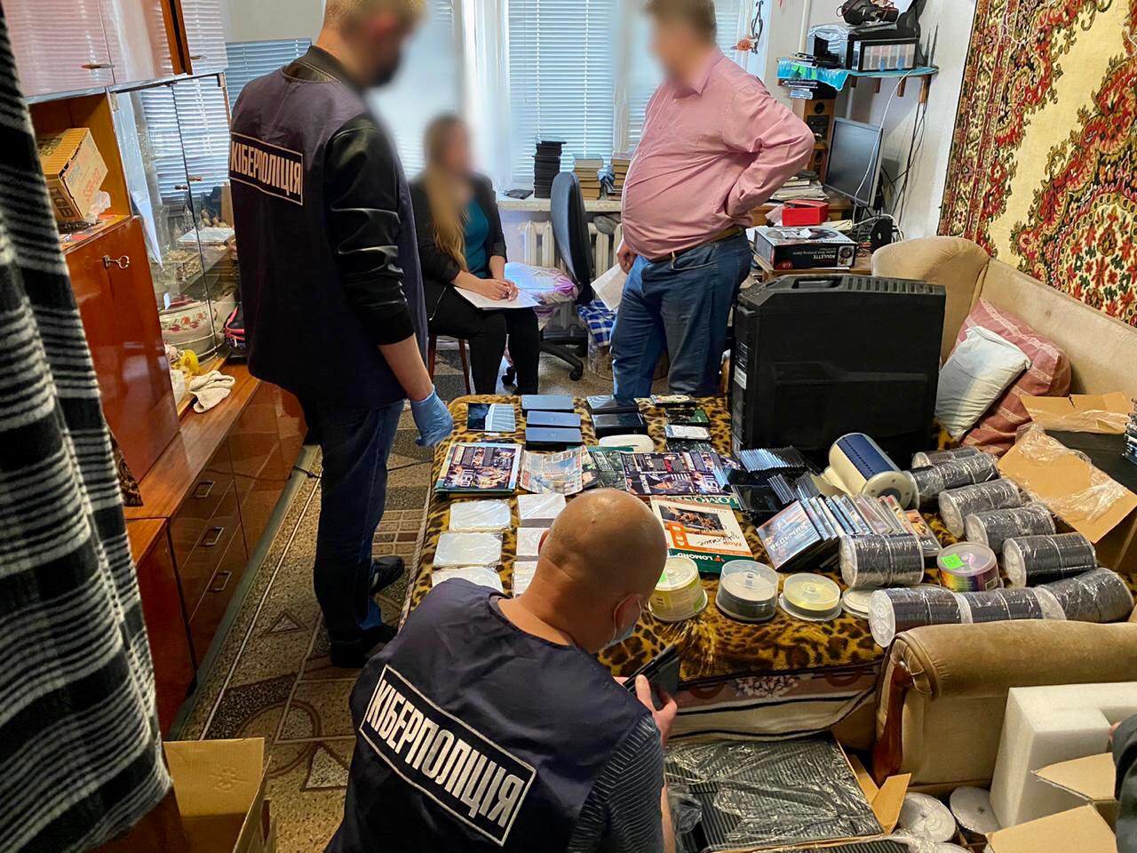 Херсонські поліційські викрили чоловіка, який створив піратський сайт для перегляду фільмів Херсонські поліційські викрили чоловіка, який створив піратський сайт для перегляду фільмів