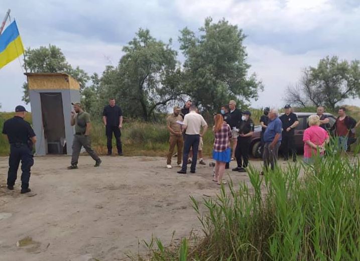 У смт Лазурне на в'їзді до моря прибрали шлагбаум з «касиром»