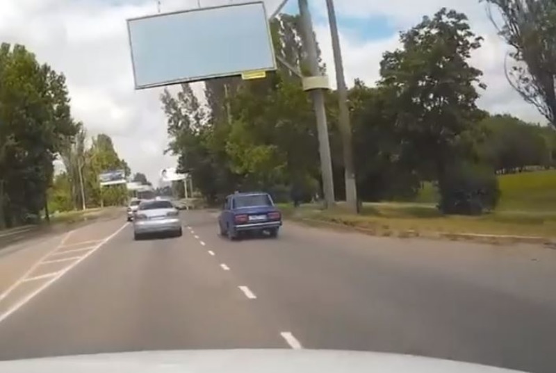 В Херсоне автомобиль слетел с дороги, на скорости проехавшись по луже, - ВИДЕО