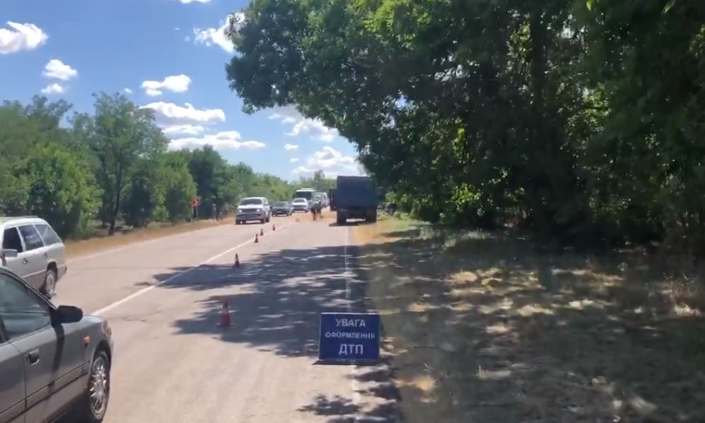 В Бериславском районе на трассе перевернулся зерновоз, - ВИДЕО