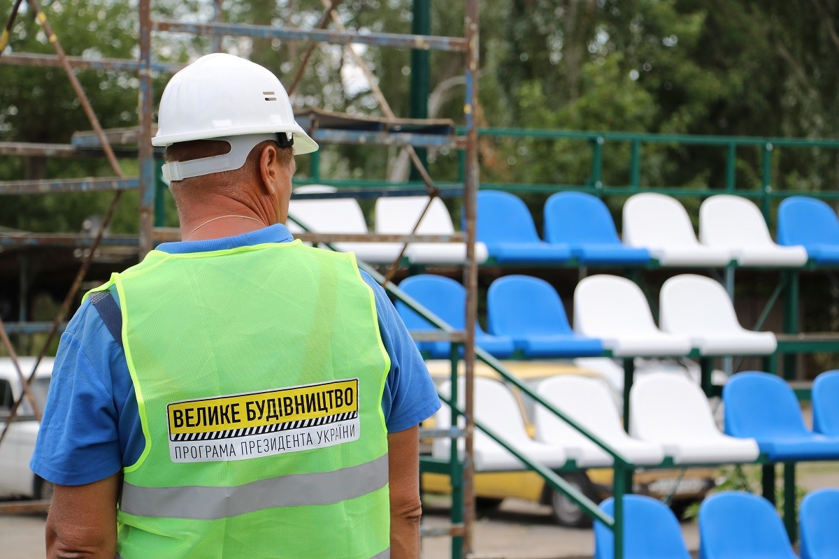 Будівельні роботи на тренувальному полі херсонського стадіону “Кристал” майже завершено