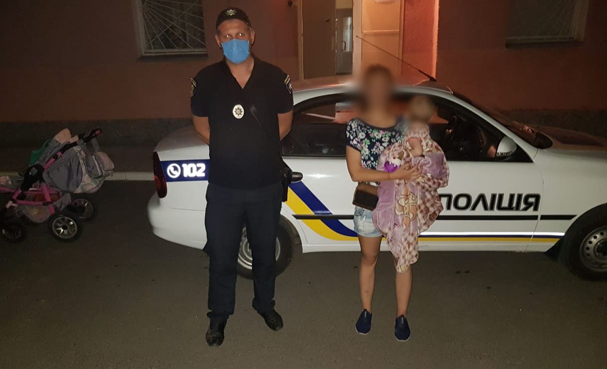 В Херсоні поліцейські допомогли вагітній жінці з немовлям, яких вигнав з дому чоловік