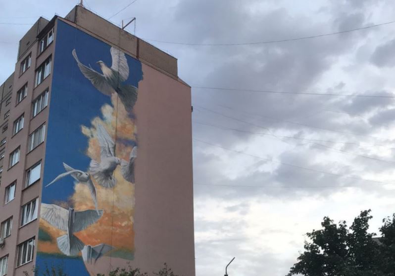 Херсон станет ярче: команда Сальдо создаёт муралы на жилых домах
