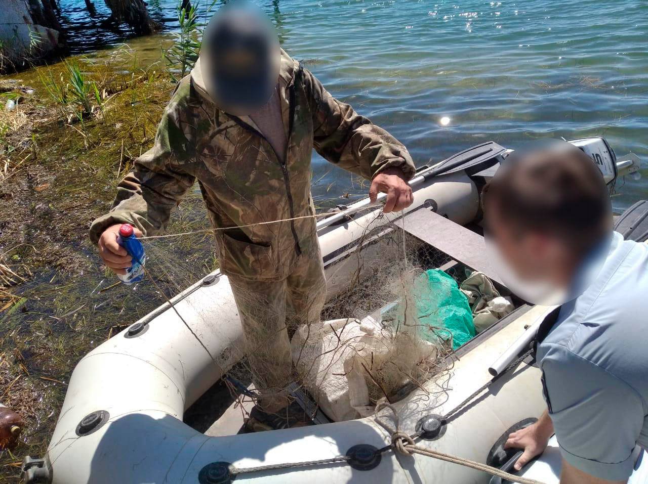 Водні поліцейські Херсонщини викрили співробітника рибоохоронного патруля у підозрі в зайнятті браконьєрством