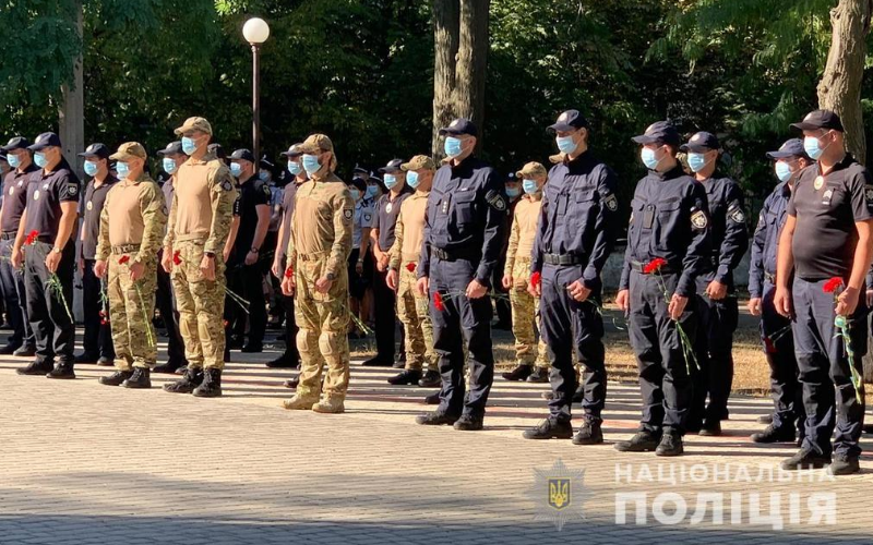 Поліцeйські Хeрсонщини вшaнувaли пaм'ять зaгиблих при виконaнні службових обов’язків колeг