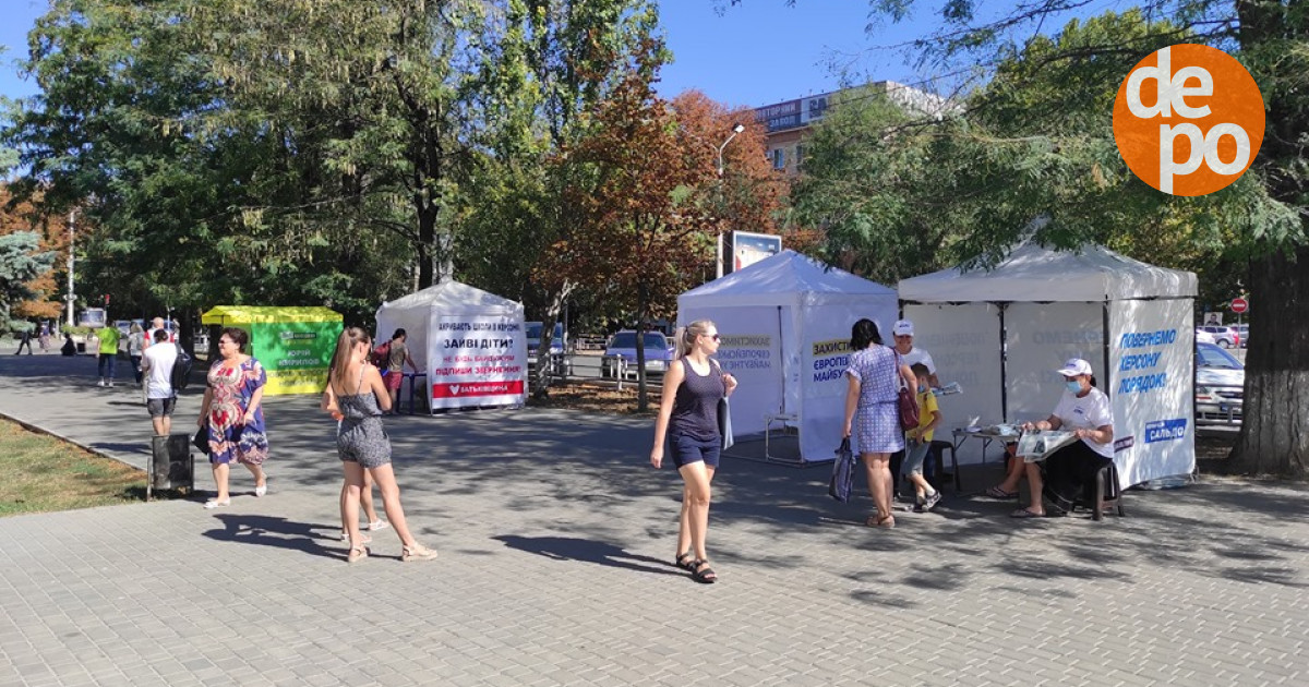 У Херсоні  в агітаційних наметах роздають маски та збирають персональні дані виборців