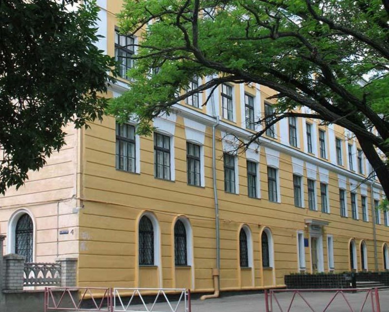 До поліції Херсона надійшло повідомлення про замінування гімназії № 6
