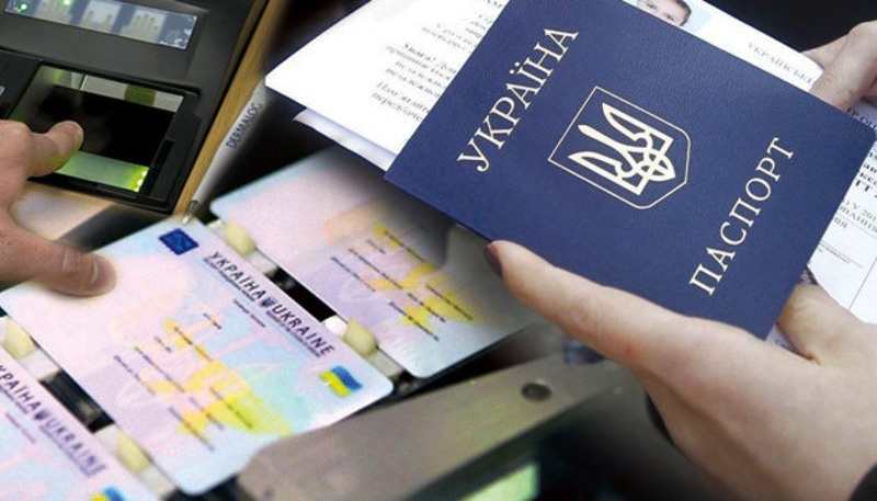 Как крымчане ездят в Херсон оформлять украинские паспорта