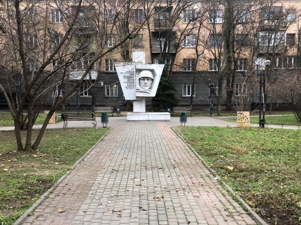 Никогда такого не было, и вот опять: после замечания СМИ херсонские коммунальщики привели сквер в порядок