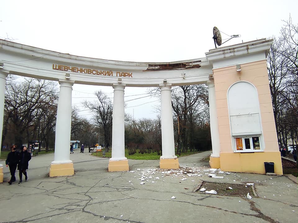 Арка у входа в Шевченковский парк Херсона опасна для прохожих, - ФОТО