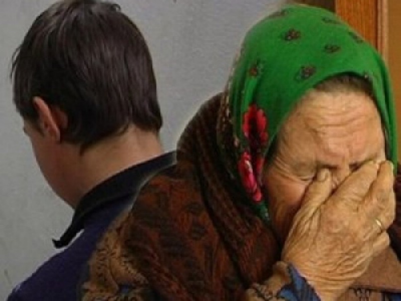 В Херсоні 2️6-річний онук чинив домашнє насильство над 7️6-річною бабусею, вимагаючи віддати пенсію