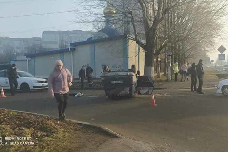 ДТП в Херсоне: автомобиль перевернулся на крышу, - ВИДЕО