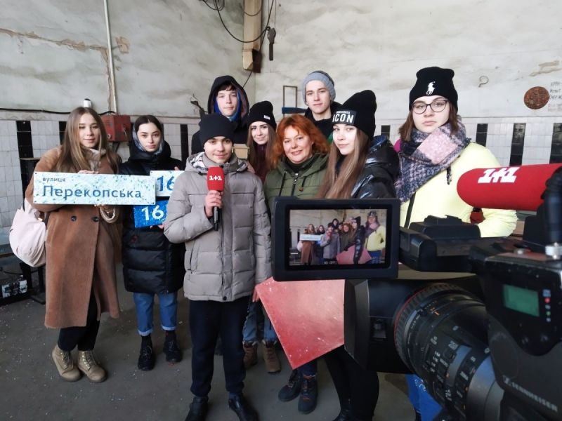 Херсонські школярі виготовляють адресні таблички з пластикових відходів