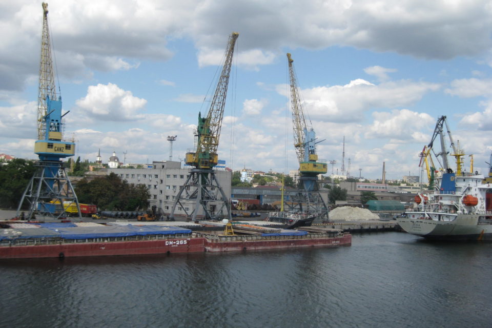 В морском порту «Херсон» компания-концессионер решила стать и монополистом в сфере перевалки грузов в гавани