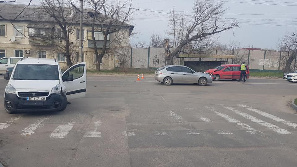 У Херсоні сталася ДТП, в яку потрапило одразу три автомобілі, - ФОТО