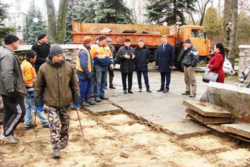 В Новой Каховке ко Дню Победы обустроят новое плиточное покрытие в парке Славы