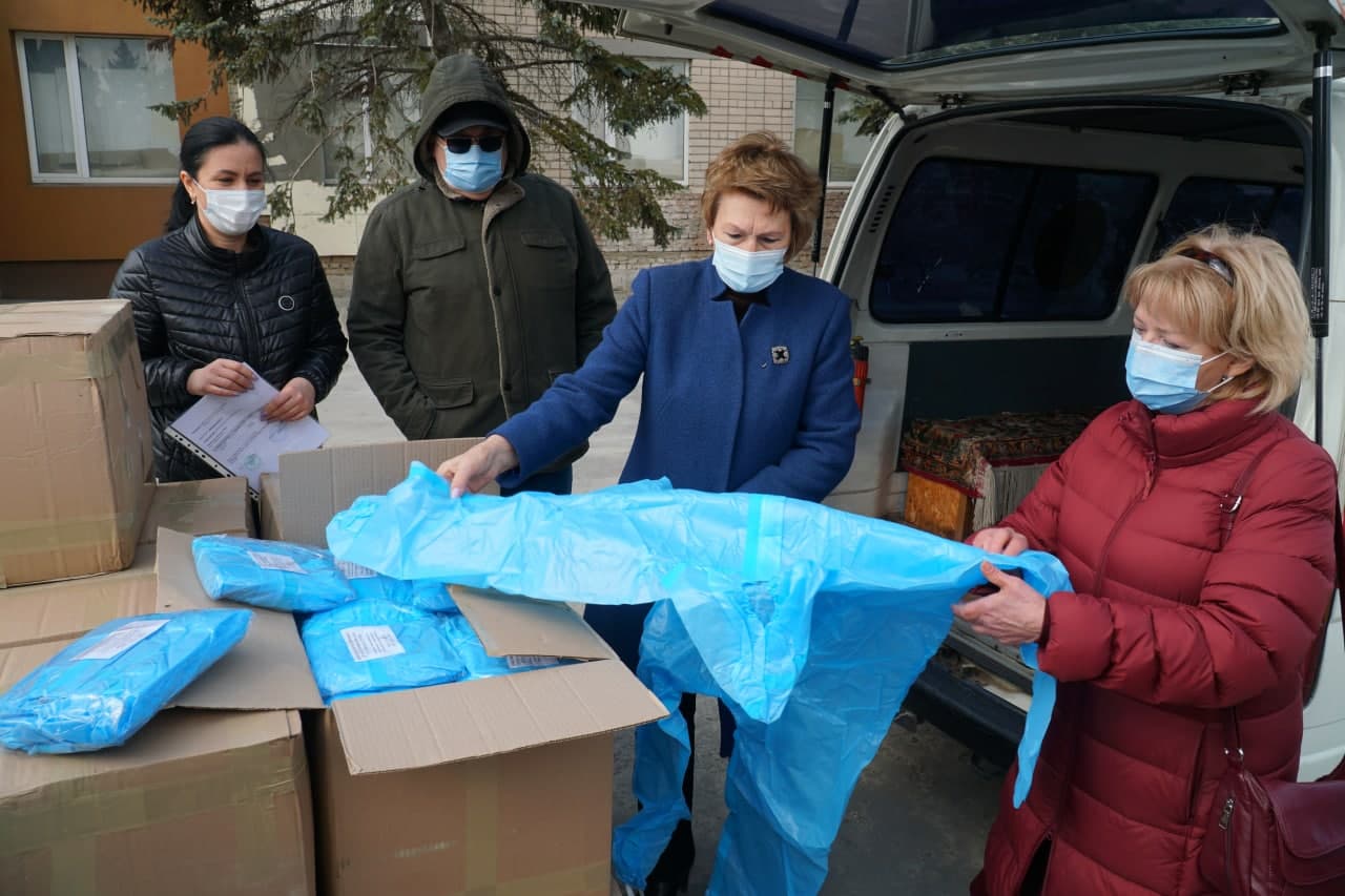 Медики Херсонщини отримали чергову партію захисних комбінезонів