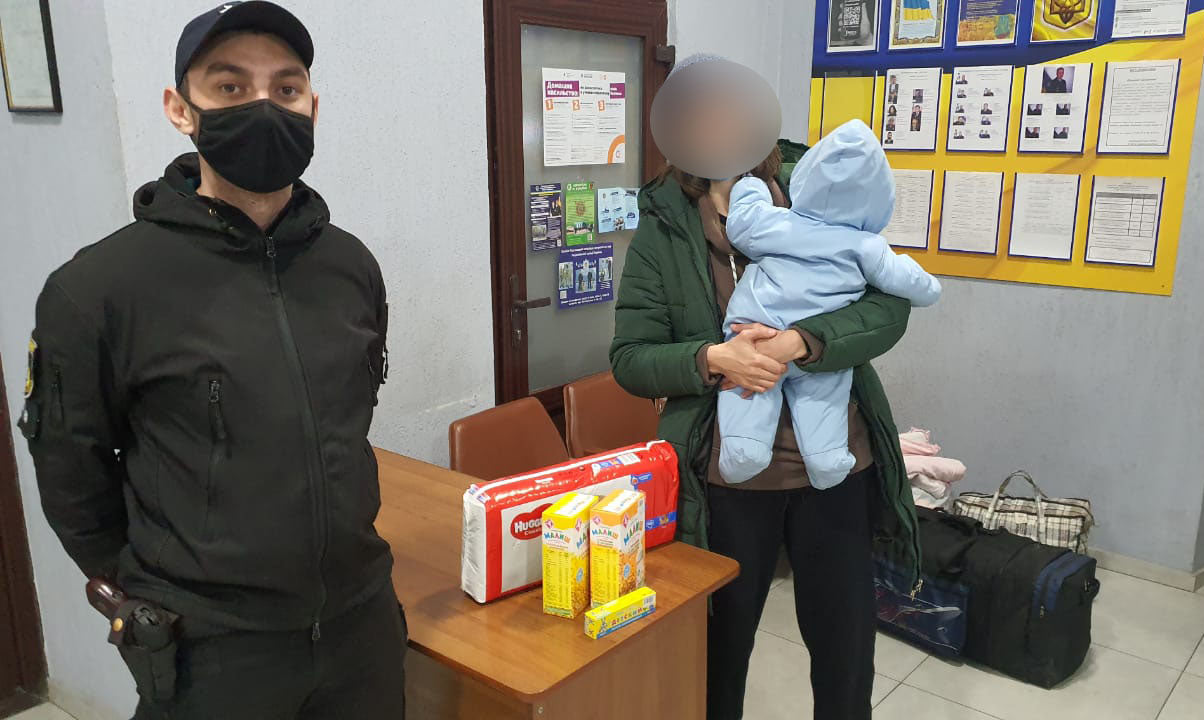 В Херсоні поліцейські помістили у Кризовий центр матір з немовлям, яких вигнав з дому співмешканець