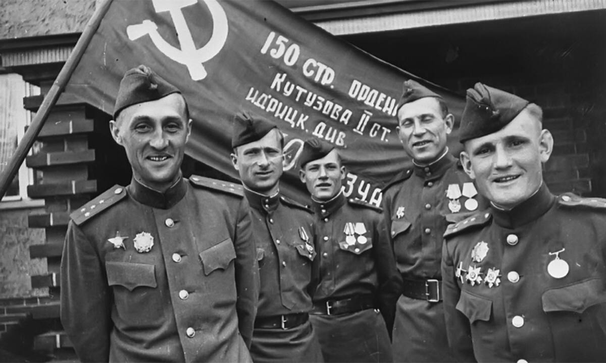 30 апреля 1945 года советские воины водрузили Знамя Победы над Рейхстагом