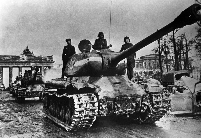 2 мая 1945 года войска 1-го Белорусского и 1-го Украинского фронтов овладели столицей нацистской Германии - Берлином