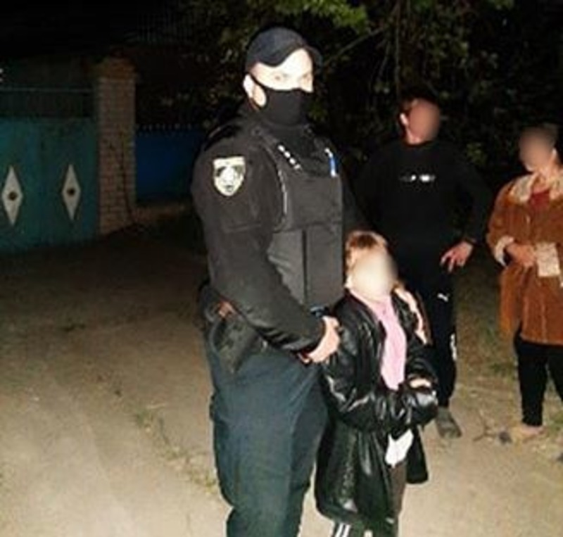 В Херсоні поліцейські впродовж півгодини розшукали 7-річну дівчинку, яка вчасно не повернулася додому