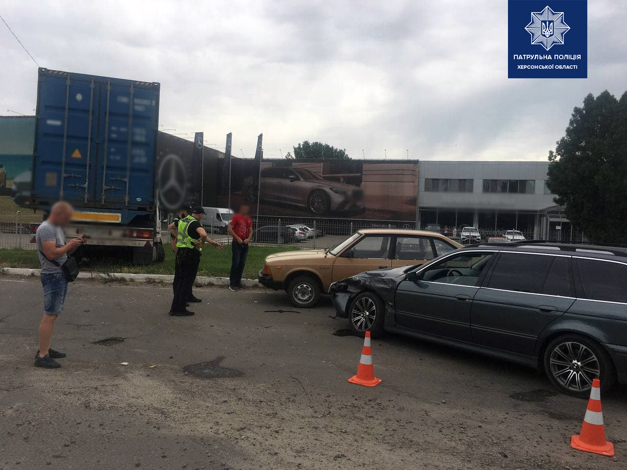 У Херсоні у водія фури, який збив припаркований BMW, виявили підроблені права і паспорт