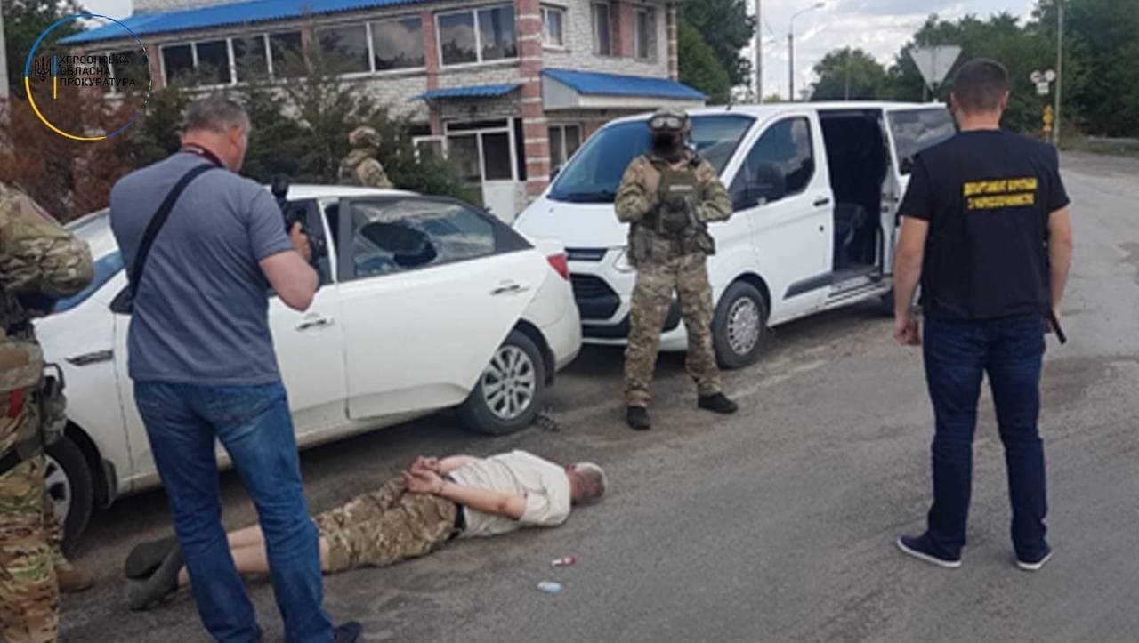 Організатора та учасників організованої групи, які на території Херсонщини збували наркотики, взято під варту Організатора та учасників організованої групи, які на території Херсонщини збували наркотики, взято під варту