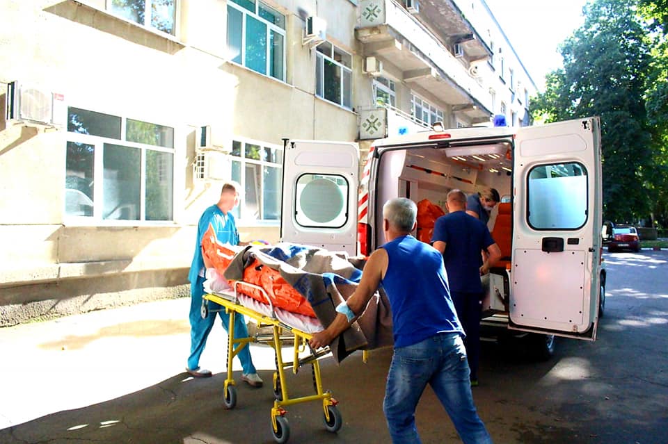 З Херсона до Одеси медики екстрено евакуювали на вертольоті травмованого військового