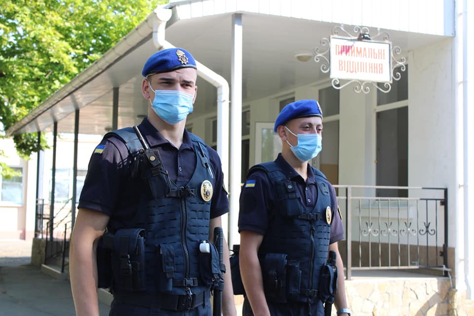 Нацгвардійці знову взяли під охорону Херсонську обласну інфекційну лікарню