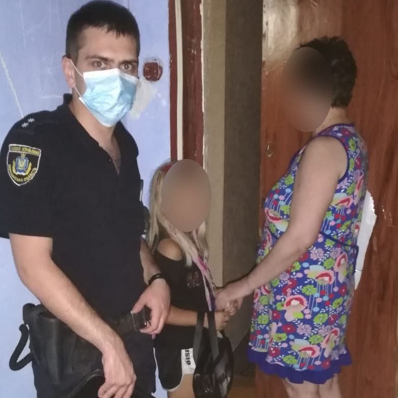 В Херсоні поліцейські передали бабусі 10-річну дівчинку, яка загубилася в місті