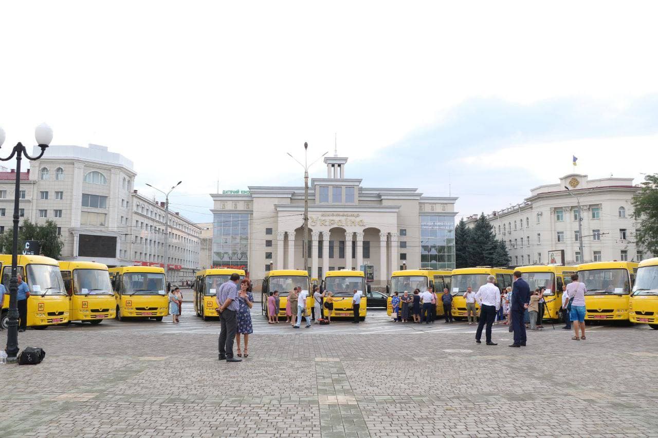 Сергій Козир передав ключі від сучасних шкільних автобусів представникам тергромад Херсонщини