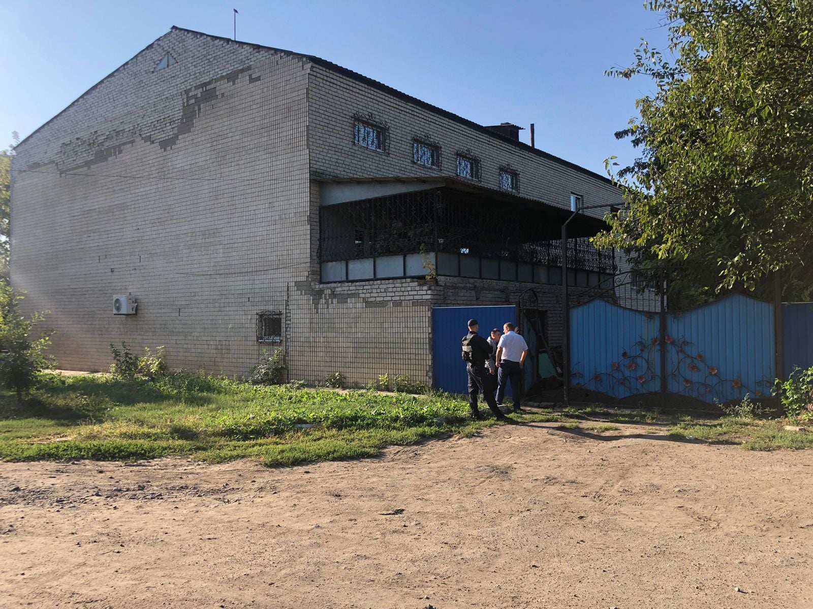 Херсонські поліцейські затримали чоловіка, який зачинився в будинку з гранатою