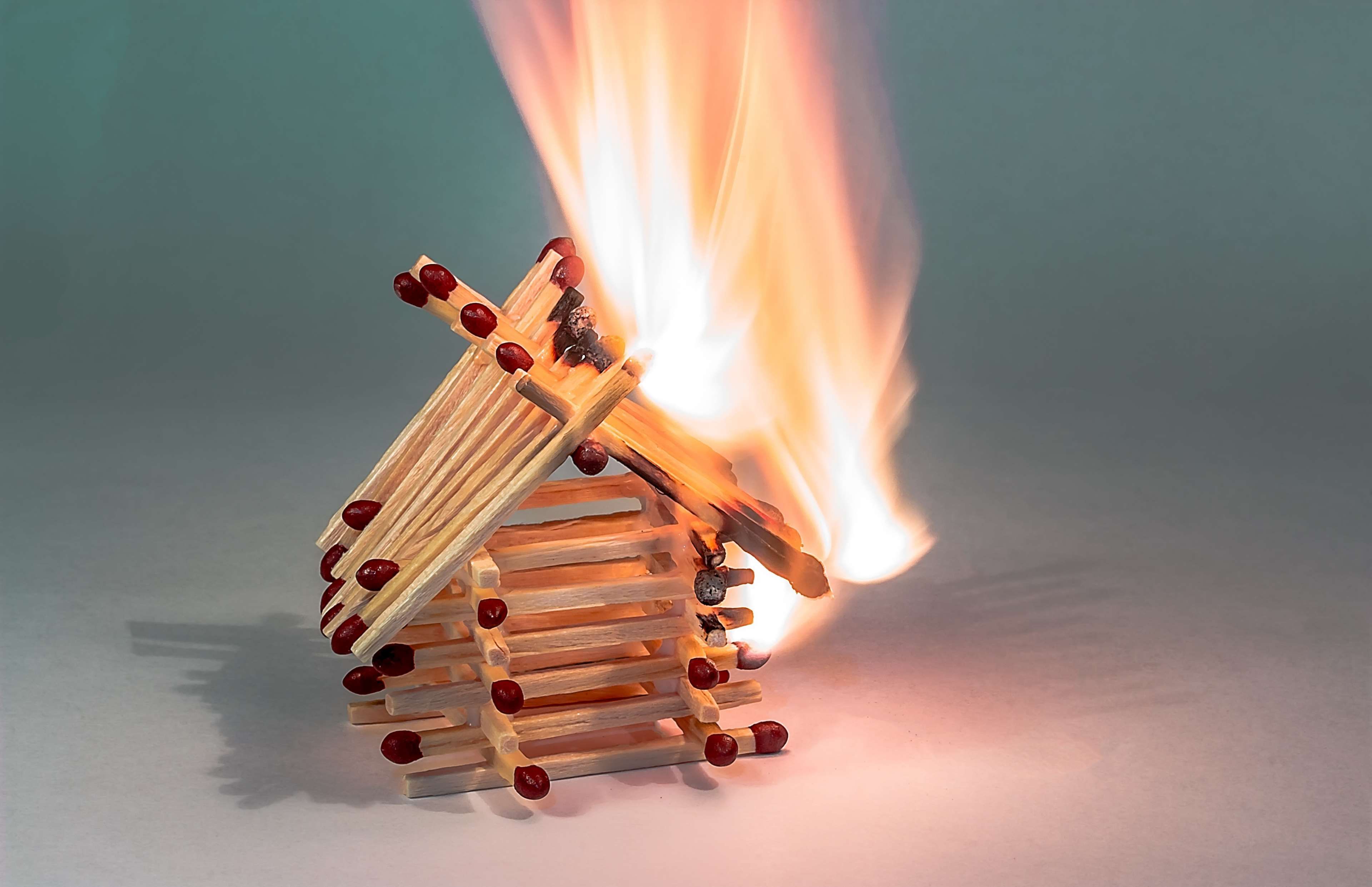 На Херсонщині через дитячі пустощі родина залишилась без даху над головою