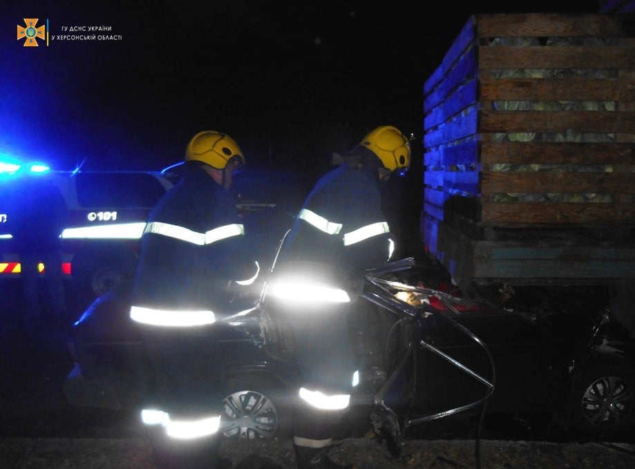 Новокаховські рятувальники деблокували постраждалих і загиблу у ДТП