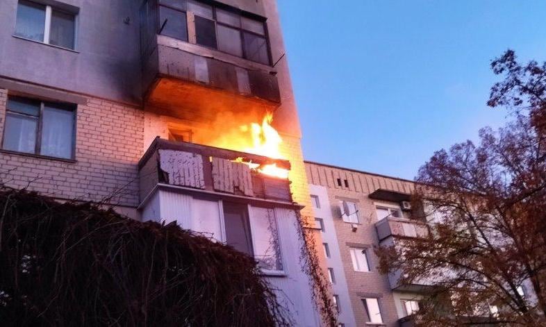 Каховські вогнеборці ліквідували пожежу на балконі багатоповерхівки