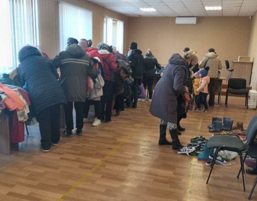 «Вдягни сусіда»: у Комишанах допомога одній родині переросла у цілий проєкт