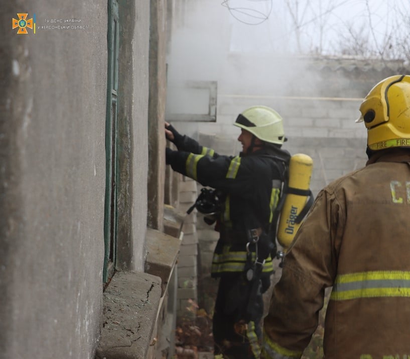 Херсонські вогнеборці ліквідували пожежу в житловому будинку