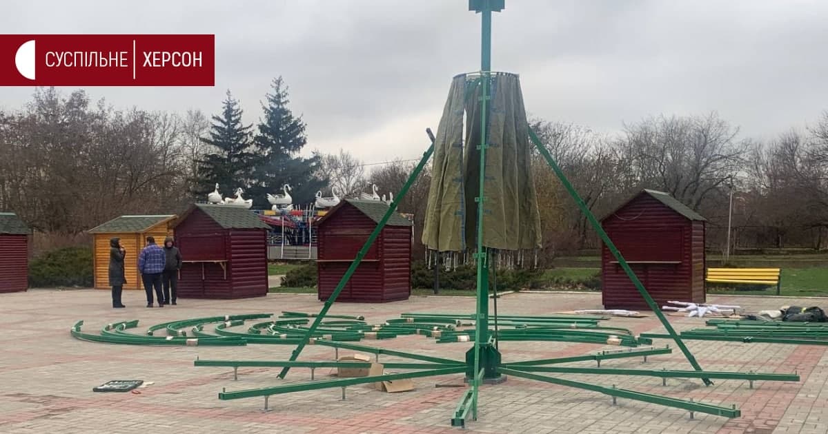 У Херсоні почали встановлювати головну ялинку та луна-парк, - ФОТО