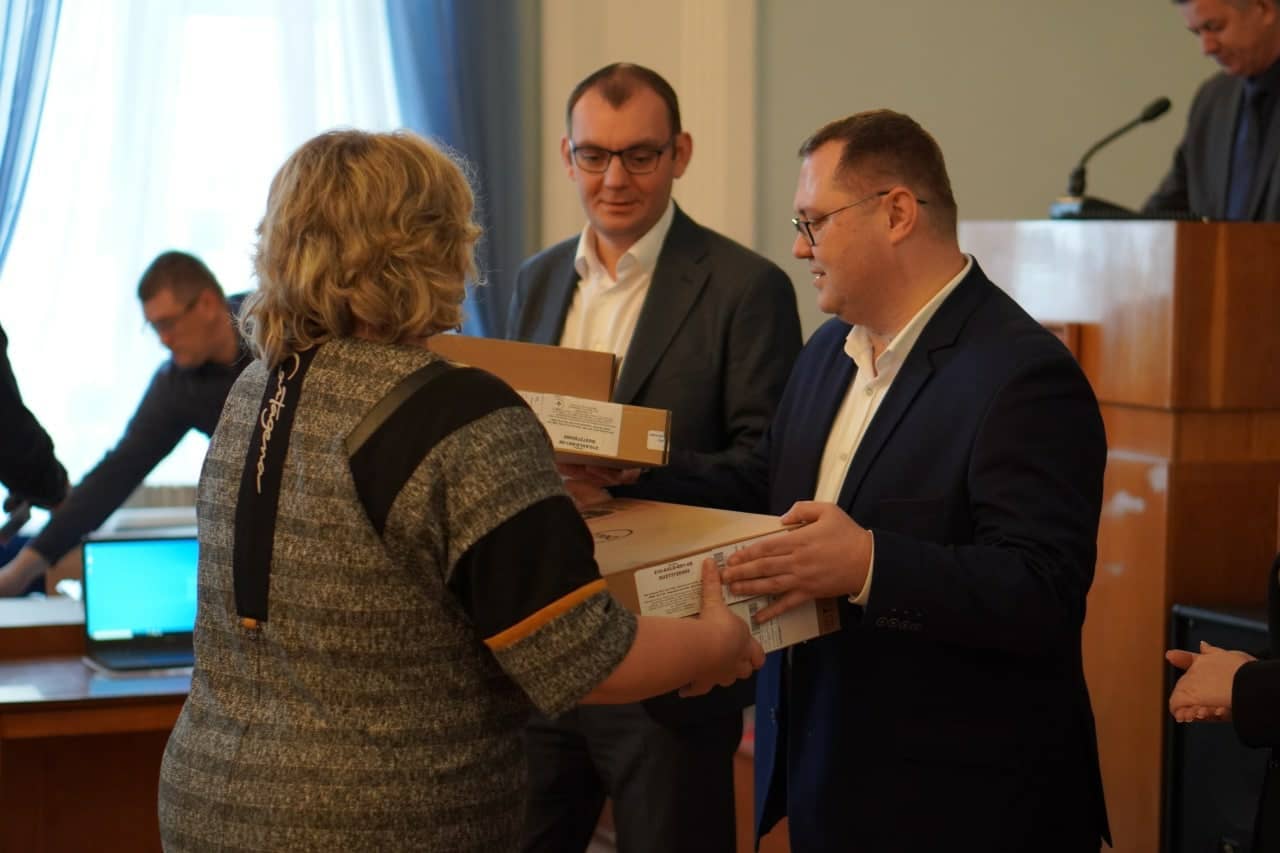 Дев’ять територіальних громад Херсонщини отримали новенькі ноутбуки для вчителів